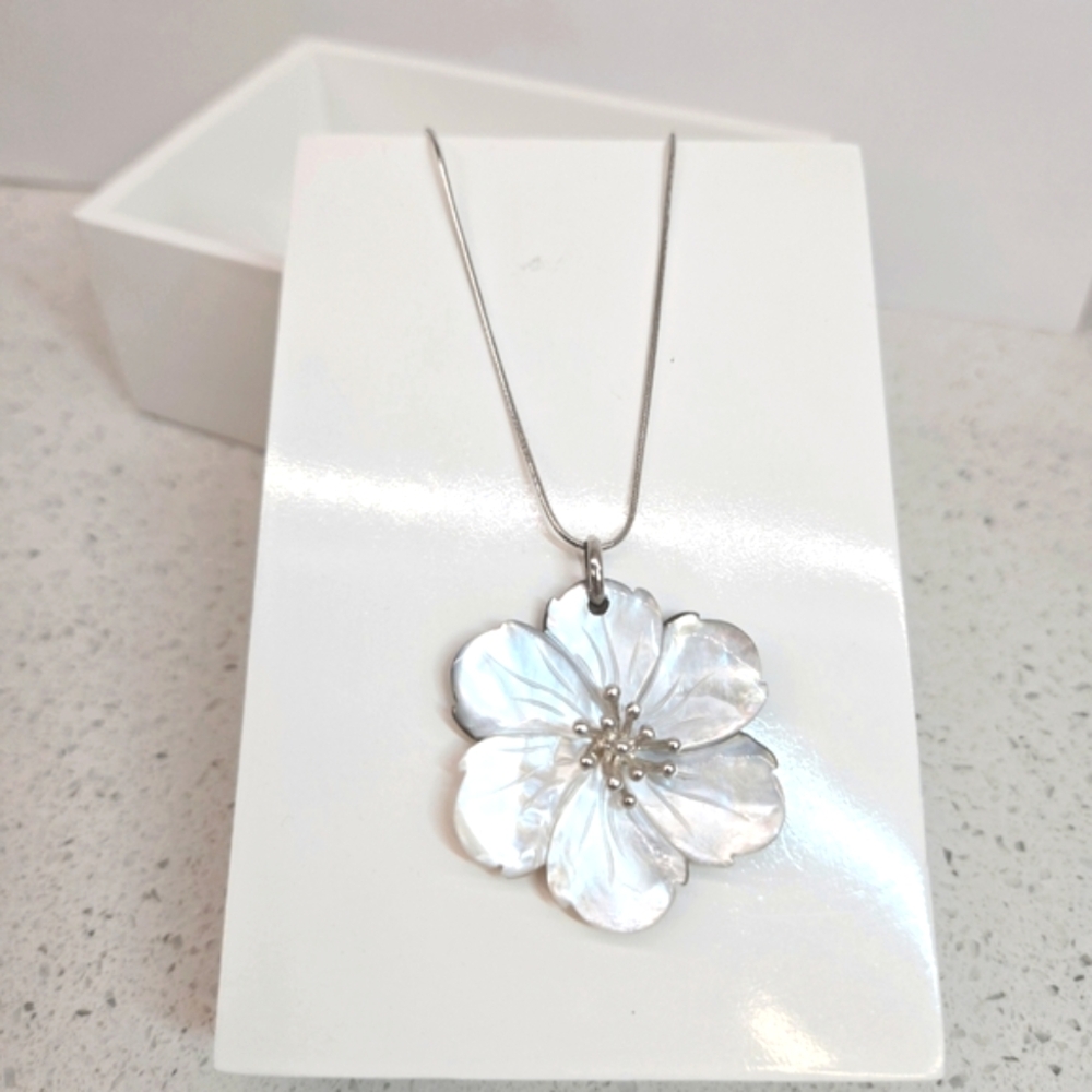 Sterling Silver & Mother of Pearl Floral Necklace with Intricate Design EUC